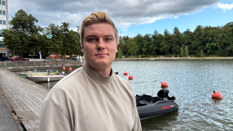 Kalle Grönroos vid Långbron i Helsingfors.