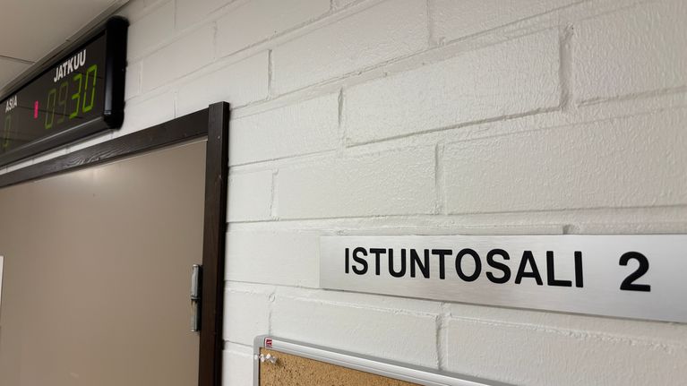 Kanta-Hämeen käräjäoikeuden istuntosali 2:n ovi.