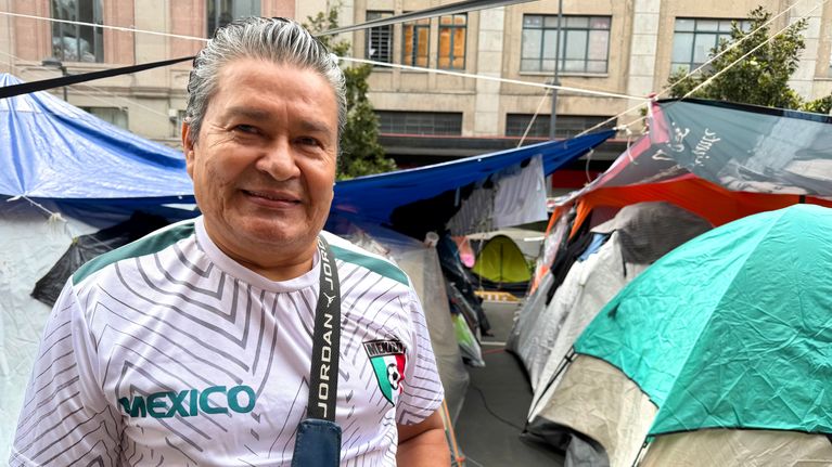Opettaja Sostenes López protestoi Meksikon hallituksen toimia MM-avauksen aattona Mexico Cityssa. 