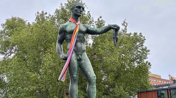 Hämeensillan Pirkkalalaispatsaalle oli puettu sateenkaarihuivi Pride-päivän kunniaksi Tampereella.