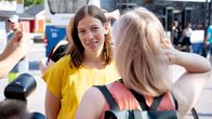 Opetusministeri Li Andersson (vas.) Tampereen Keskustorilla.