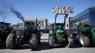 Traktorin kauhaan on kiinnitetty kyltti, jossa lukee: "Kuka viljelee jos ei nuoret".
