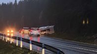 Pimeä maantie, jolla autoja sekä ojassa matkailuauto.