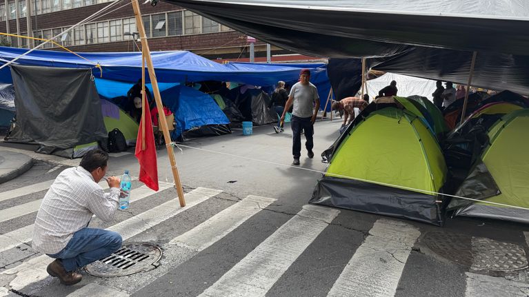 Opettajat tukkivat teltoillaan kadut Mexico Cityssa jalkapallon MM-kisojen aattona. 