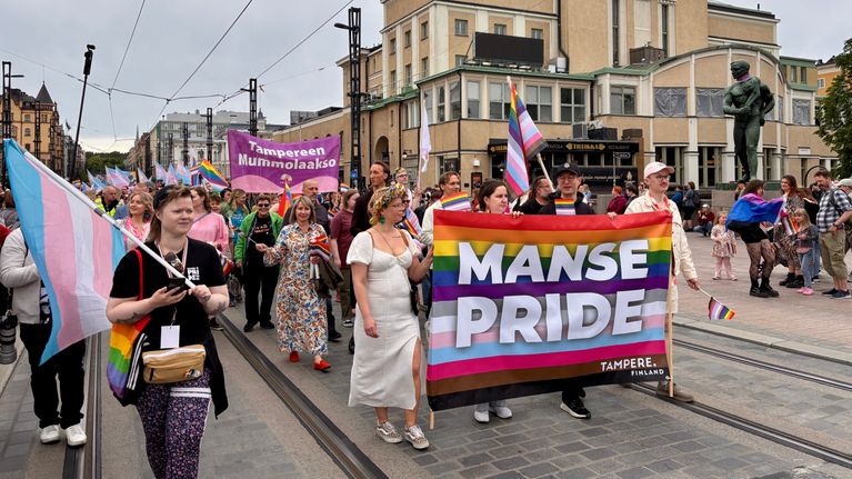 Manse-Pride kokosi kulkueeseen runsaan joukon osanottajia.