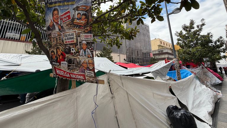 Tuhannet opettajat valtasivat kadut MM-kisojen aattona Mexico Cityssa 10.6.2026. 