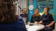Kolme ehdokasta istuu kuulokkeet päässä radiostudiossa.