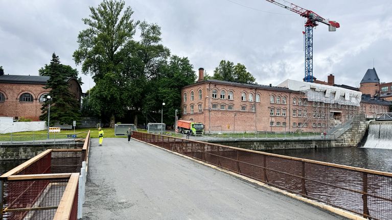 Tammerkosken väliaikainen puurakenteinen silta koskimaisemassa. 