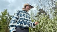 Ellen Mattus uppe på Grannasberget i Vörå. Hon tävlar i Skogsnöten 2026.