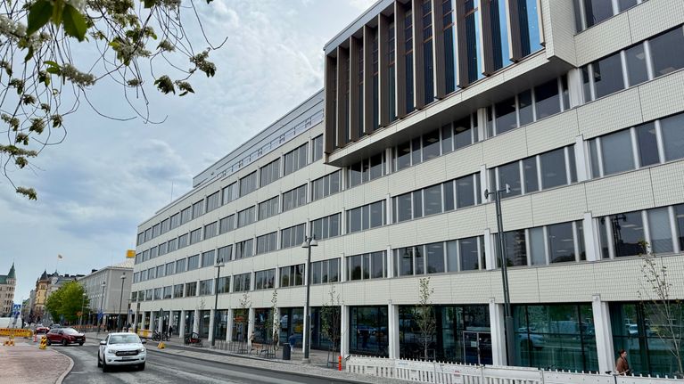 Tampereen kaupungintalon julkisivu torin suuntaan.