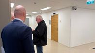 Mies seisoo käräjäoikeuden käytävällä sivuttain.