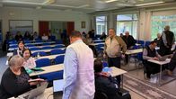 Ihmisiä opetustilanteessa luokassa.