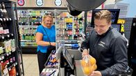 Kauppias Tuomas Hyytinen palvelee tamperelaista Taija Lehtistä K-Market Ratikassa.