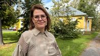 Suomen Kuntaliiton toimitusjohtaja Minna Karhunen seisoo ulkona Seinäjoella.
