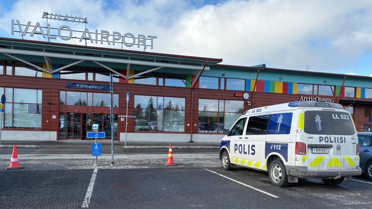poliisiauto ivalon lentoaseman edustalla.