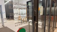 Lasiovi, jossa lukee käräjäoikeus, syyttäjälaitos ja aukiolojat.