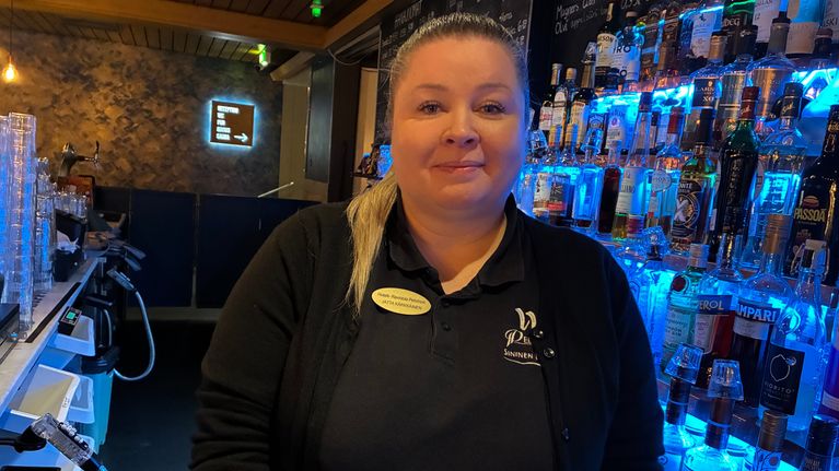 Palvelupäällikkö Jatta Kärkkäinen ravintola Wallesmanni Peltohovi Kiuruvesi.