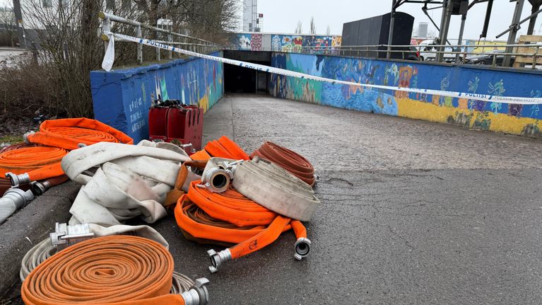 Palomiesten letkuja on kuljetettu tapahtumapaikalle, jonka ympäristö on eristetty poliisin nauhoin.