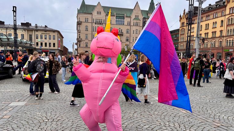 Stefania Silvan kertoi olevansa biseksuaali, hänen kanssaan monet tahtoivat samaan valokuvaan.