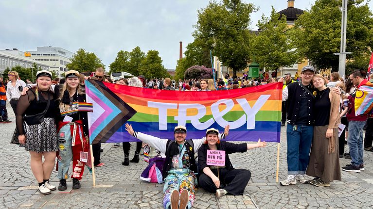 Tampereen yliopiston ylioppilaskunta oli mukana Pride-tapahtumassa. Banderollia kantamassa hallituksen jäsen Silja Volanen (vasemmalla).