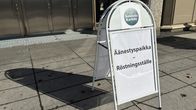 Viitta äänestyspaikalle Kokkolan kaupungintalolle.