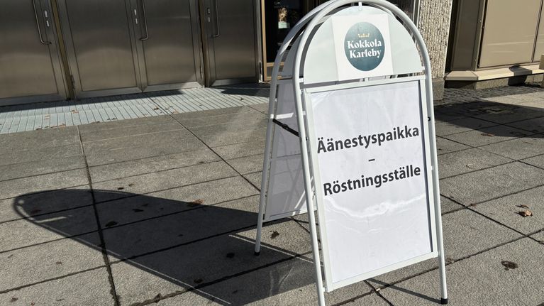 Viitta äänestyspaikalle Kokkolan kaupungintalolle.