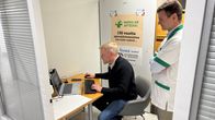Nakkilan kunnanjohtaja Markus Ojakoski ja apteekkari Lasse Rautiainen katsovat tietokonetta apteekissa.