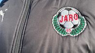 Takki, jossa on jalkapalloseura Jaron logo.