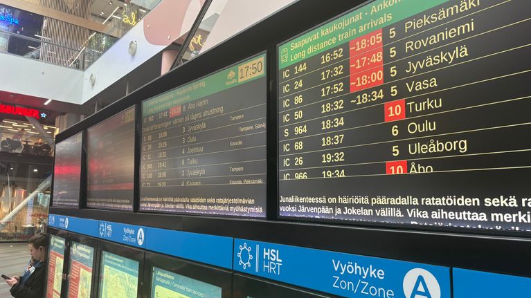 VR:n näyttötauluja Pasilan asemalla.