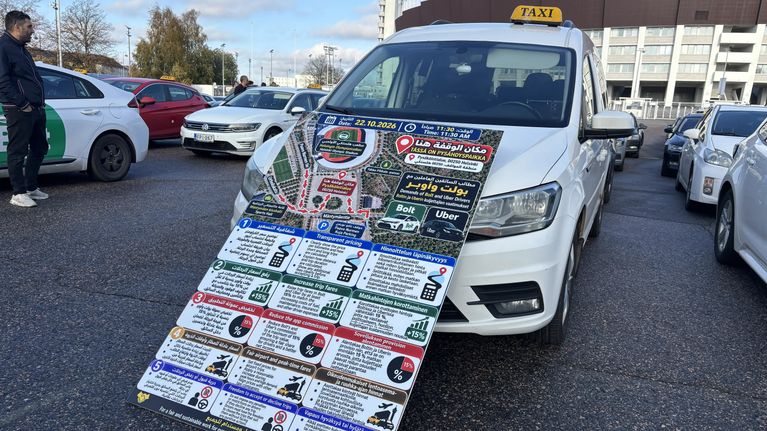 Taxibilar demonstrerar utanför Olympiastadion.