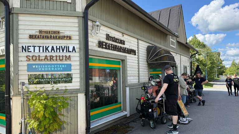 Sarjan kuvauksia varten lavastettu sekatavarakauppa Kiuruveden keskustassa.