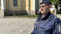 Ylikonstaapeli Janne Aro-Heinilä Lounais-Suomen poliisista seisoo Turun ortodoksisen kirkon edessä.
