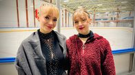 Jäätanssijat Emma Aalto (vas.) ja Millie Collins tekivät historiaa, kun kaksikko kilpaili parina kansallisissa kisoissa. 