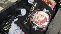 Paitoja,  joissa on presidentti Donald Trumpin kuva ja sloganeita.