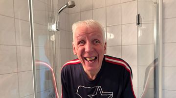 Timo Pulkkinen nauraa suikukaapissaan. 