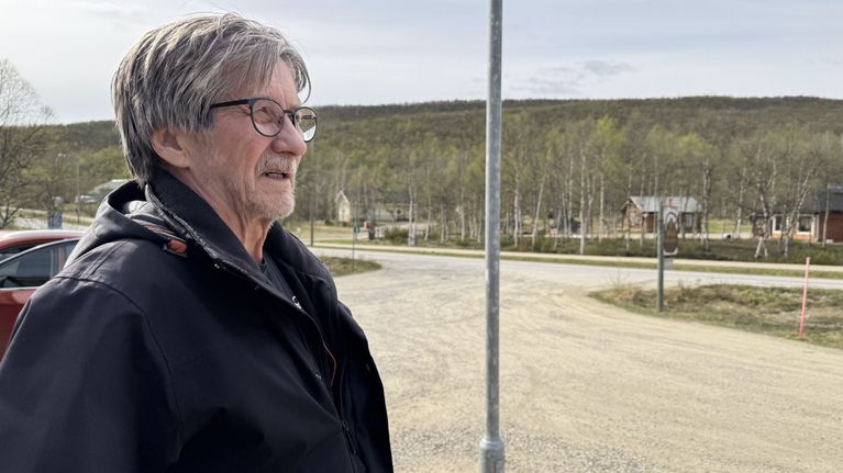 Niilo Rasmus katselee tyhjää Utsjoen kyläraittia totisena.
