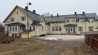 Ett stort, gult trähus.