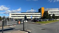 Seinäjoen keskussairaalan pääliittymä parkkipaikalle.
