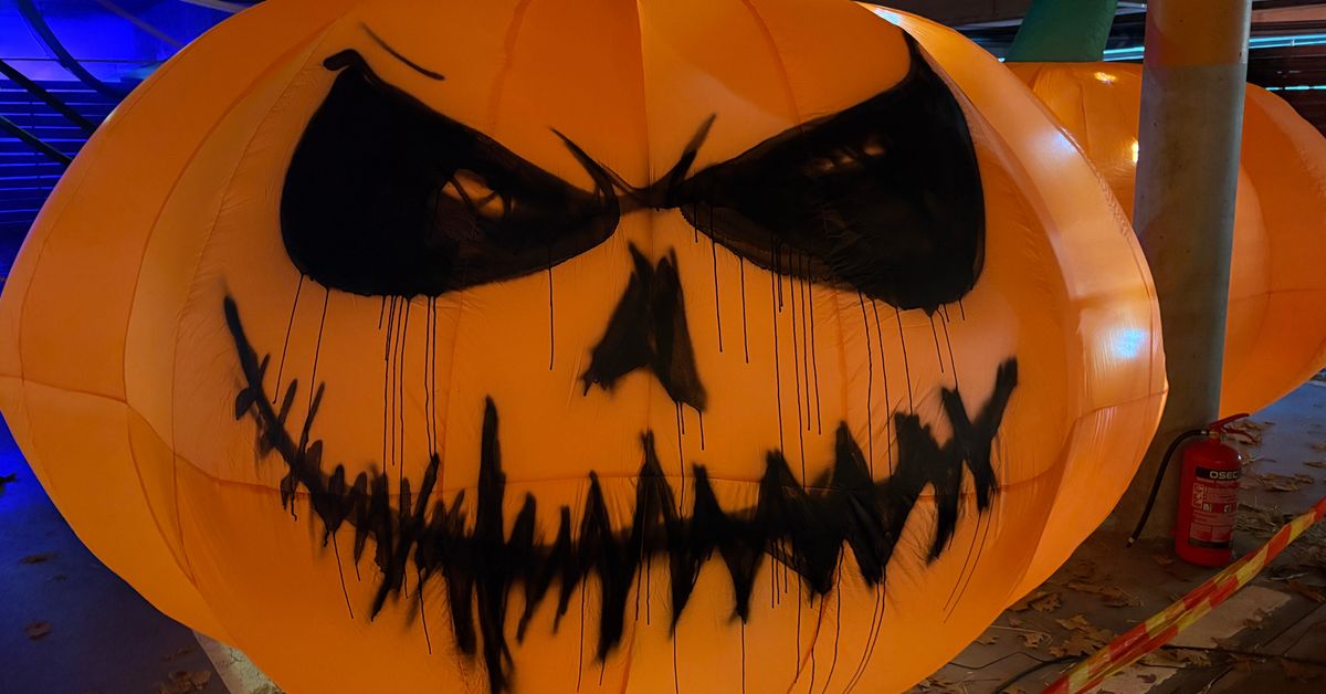 Halloweentapahtumaa mainostettiin tekoälyllä, todellisuus raisiolaisessa parkkihallissa oli toinen