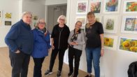 Fem kvinnor i en konsthall.