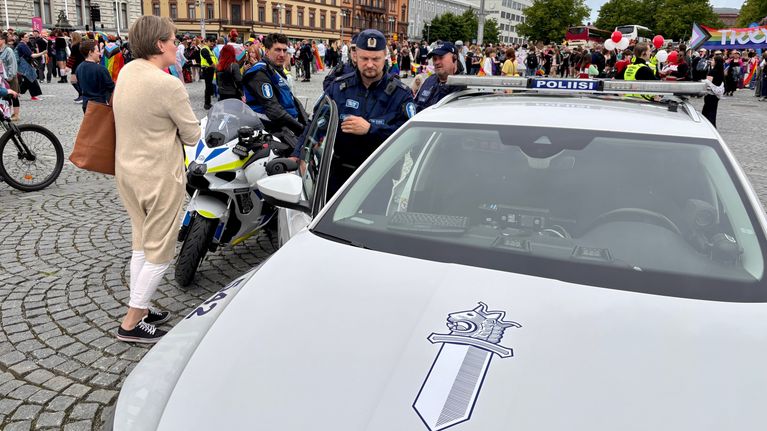 Poliisi valvoi järjestystä Pride-tapahtumassa Tampereella.