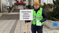 En man demonstrerar i Tammerfors.