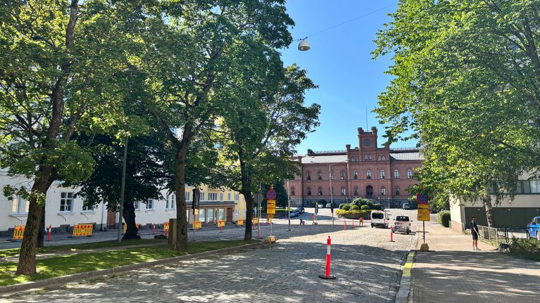 Bilden visar koner och avspärrningar på Hovrättsesplanaden mot Vasa hovrätt.