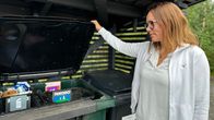 Avfallshanteringschef  Camilla Enell-Öst inspekterar sopsortering.