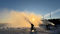 Lumitykit tekevät lunta Turun Impivaarassa 31.12.2025.