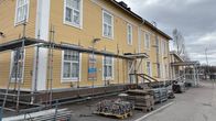 Varkauden teatterin kattoremontti on alkanut Varkaudessa sääsuojan rakentamisella.