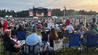 Iso joukko ihmisiä on festivaaleilla.