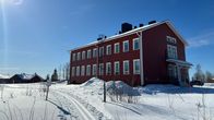  Jokijärven kylätalo aurinkoisessa säässä, lunta maassa.