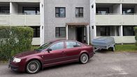 Elementtitalo Joensuun Rantakylässä. Joensuun Ellin Kodit aikoo purkaa sen. Viimeisetkin asukkaat muuttavat pois.