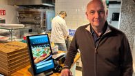 Omistaja Jukka-Pekka Annala Basilico-pitseriassa hymyilee kuvaajalle.